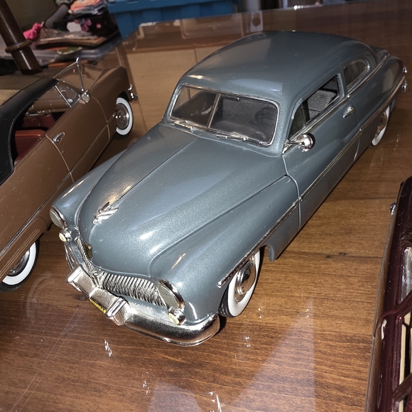 Classic Die-Cast Car Model Set - Blue, Brown, Maroon - Picture 5 of 8